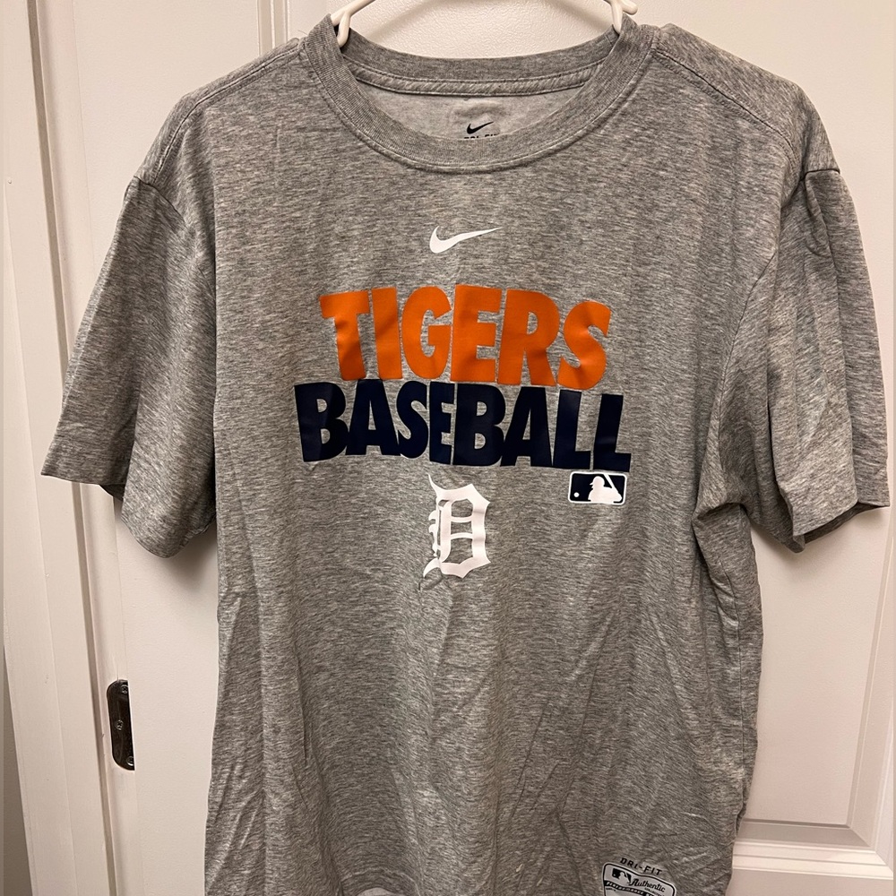 🐅🔥(2) Detroit Tigers Shirts Size Large